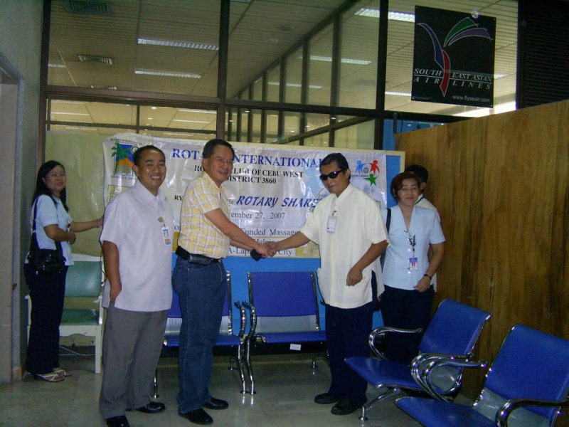 donation-to-the-blinds-in-mactan-airport