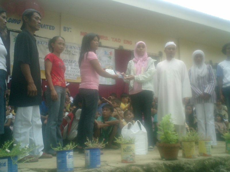 muslim-community-donating-to-cabungahan-naga-elementary-school
