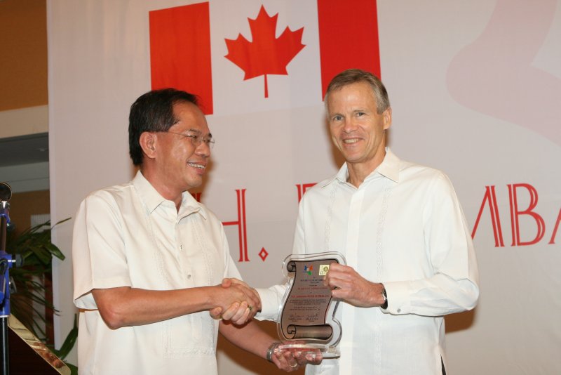 plaque-given-to-canadas-ambassador-sutherland-for-their-donations